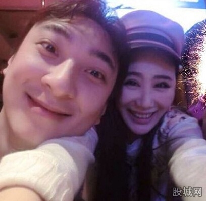 曝王思聪与新欢三亚度假亲密照片 大胸女沈亚婷上位