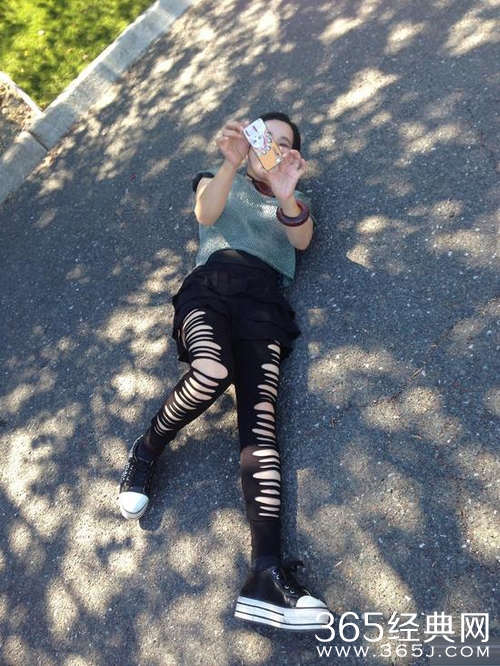  刘晓庆穿破洞裤鞋躺地拍照 网友：姿势太销魂