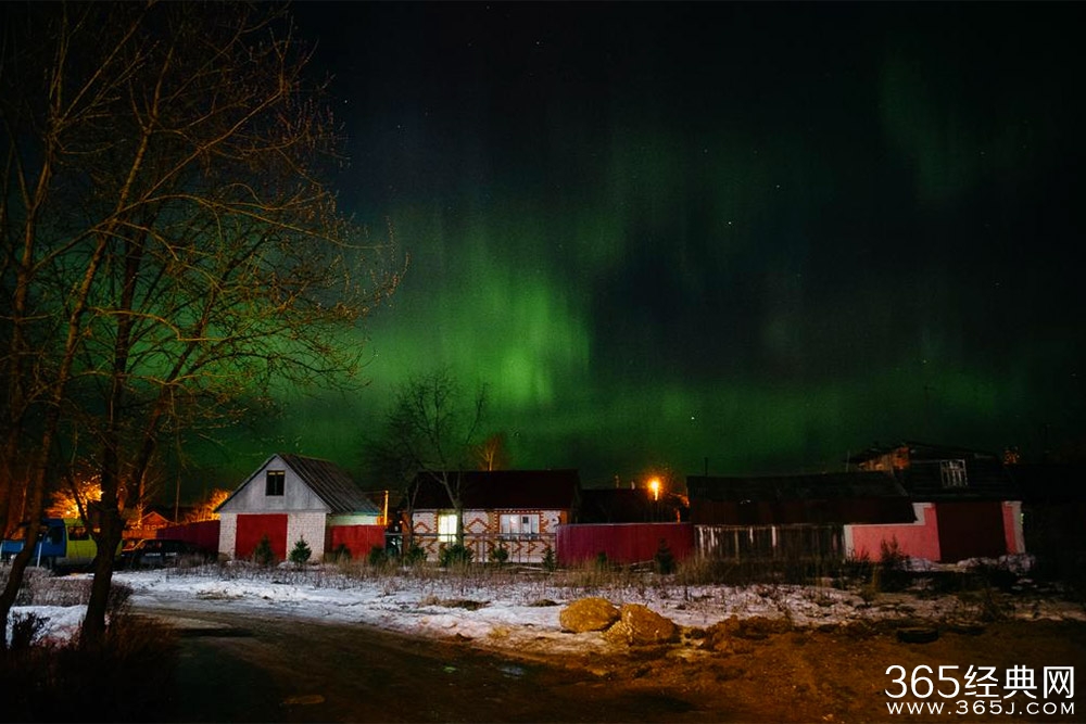 俄罗斯出现罕见绚丽极光
