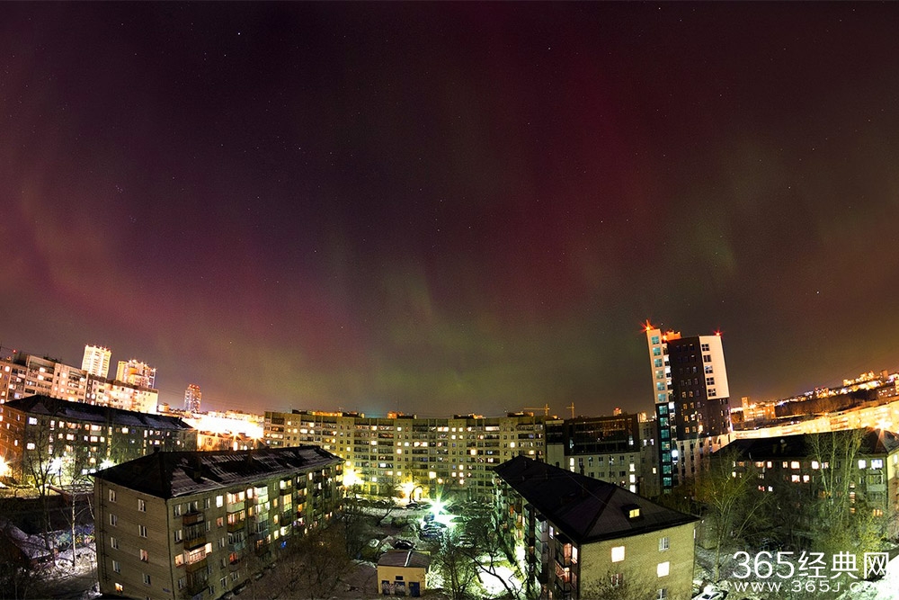 俄罗斯出现罕见绚丽极光