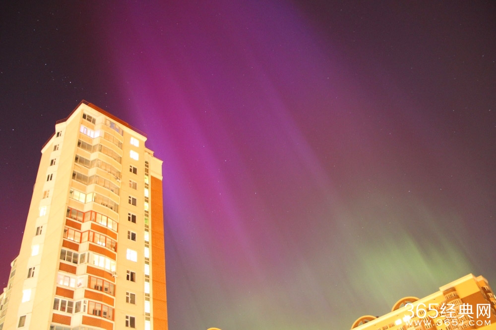 俄罗斯出现罕见绚丽极光