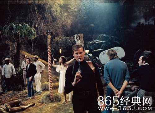 电影《007：幽灵党》首发海报 复古造型引人怀念