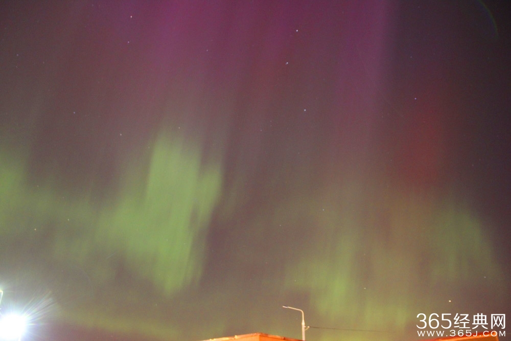 俄罗斯出现罕见绚丽极光