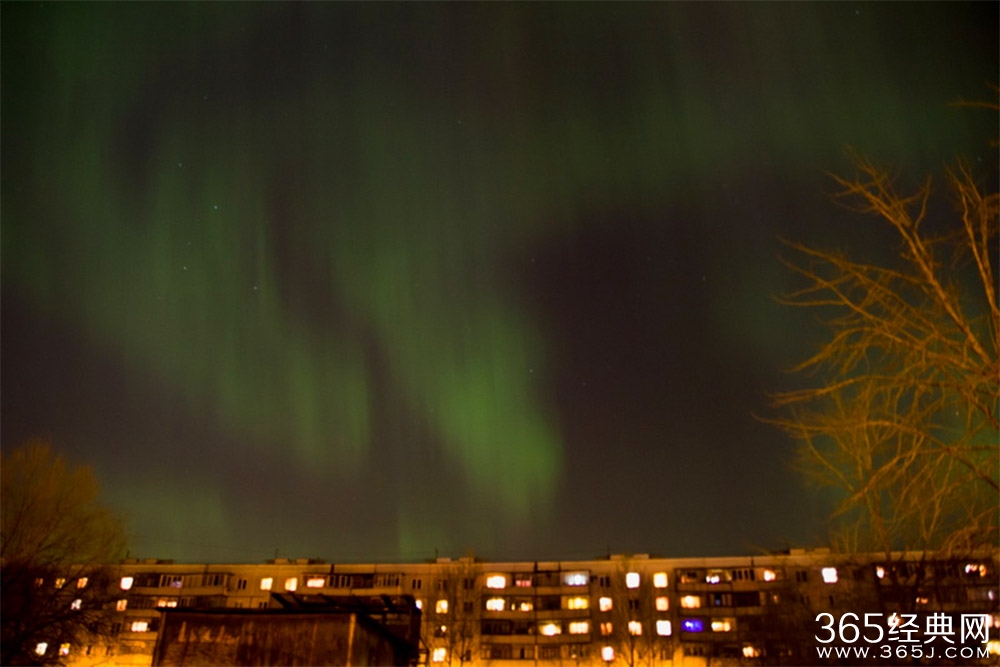 俄罗斯出现罕见绚丽极光