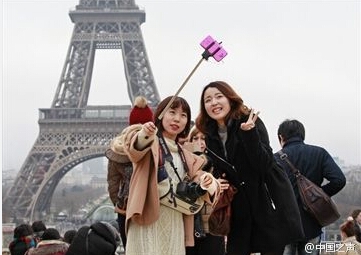 故宫自拍神器遭封杀原因揭秘_自拍杆遭封杀各国景点禁止使用_365经典网