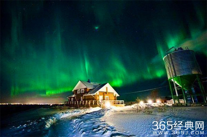 俄罗斯出现罕见绚丽极光