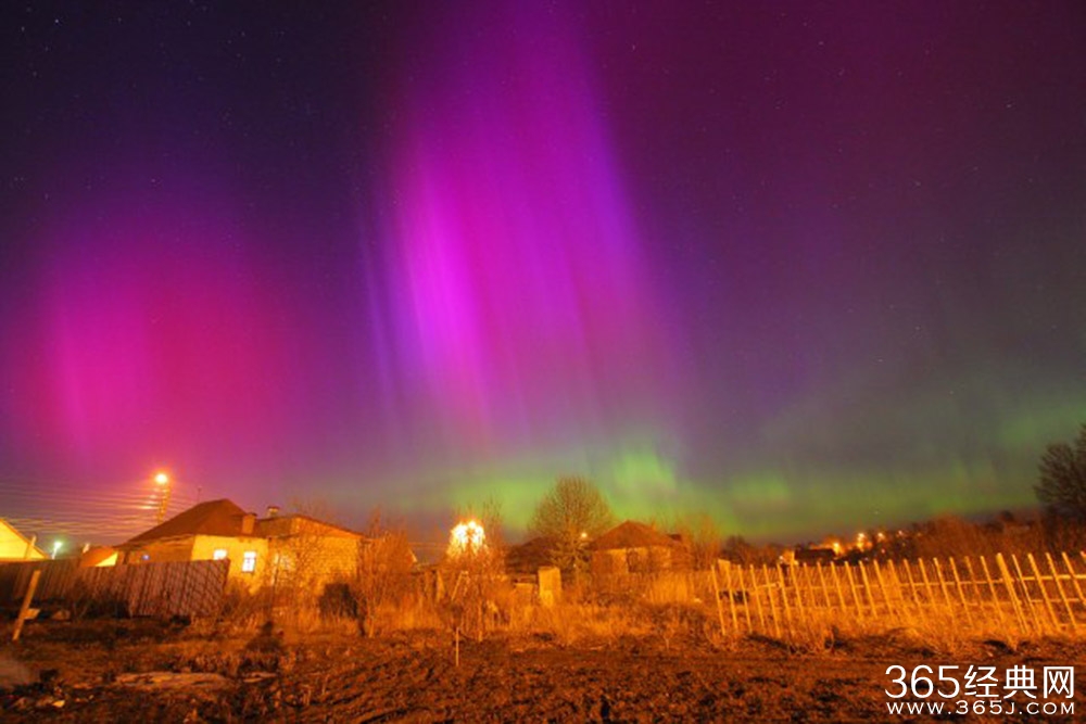 俄罗斯出现罕见绚丽极光
