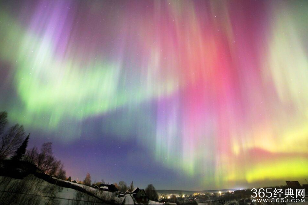 俄罗斯出现罕见绚丽极光