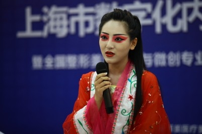 鹿鼎记京剧舞娘隆胸 只为甩掉平板电脑称号