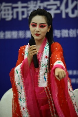 鹿鼎记京剧舞娘隆胸 只为甩掉平板电脑称号