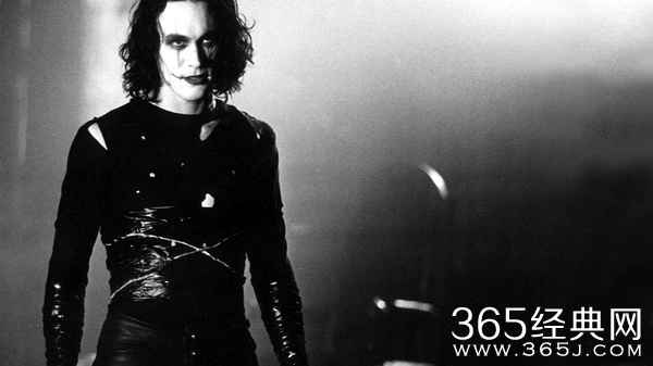 新版《乌鸦》被诅咒！李小龙之子曾于旧版片场身亡