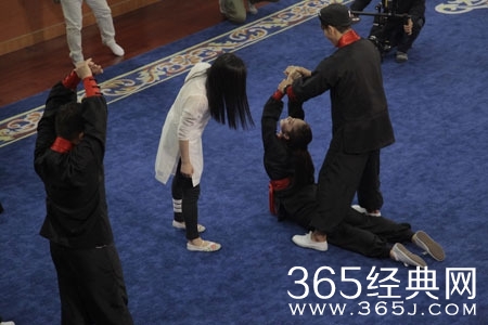 《叮咯咙咚呛》“明玉格格”遭金钟国扳腰 熊黛林观战