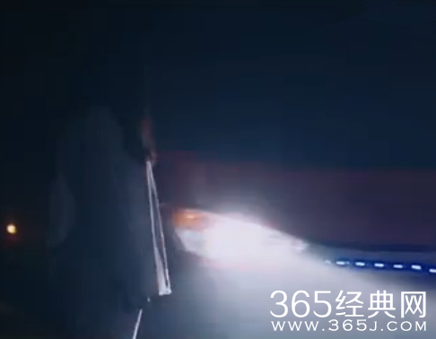 《执念师》第一集出现在车前的白衣女人是谁 执念师两个黑衣人身份揭晓