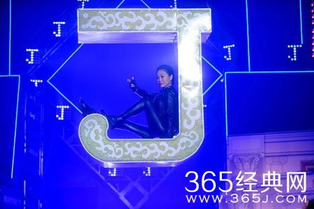 《掌声响起来》王姬扮特务紧身皮裤展示功夫