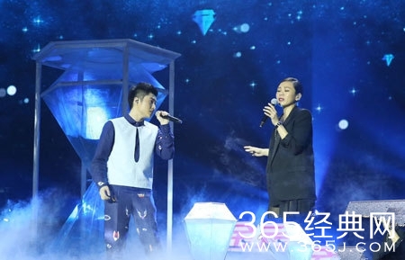 《好歌曲》巡演险酿祸女选手跌落升降机前被一把抓住