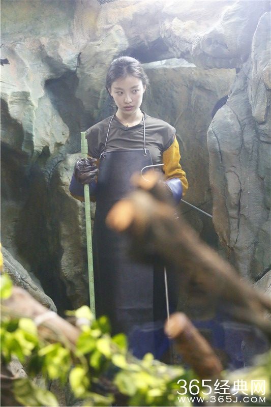 《奇妙的朋友》女星给巨蟒洗澡突发意外 