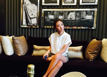 安以轩《御姐》开机祈福遭烫伤忍痛受访网友赞敬业