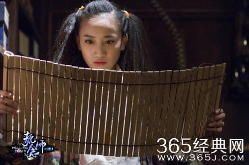 《执念师》第一集中柳心出场的时候听的是什么歌图片