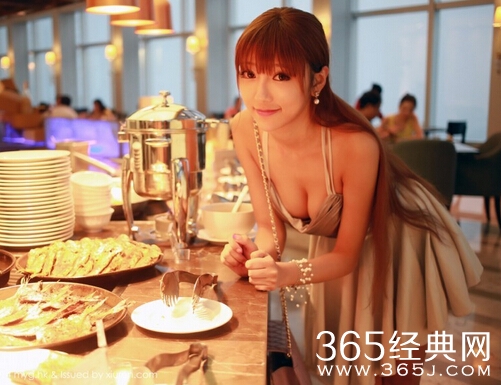 王馨瑶大尺度床照及香艳胸围写真