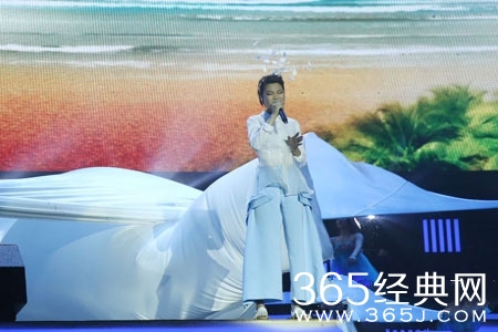 《好歌曲》巡演险酿祸女选手跌落升降机前被一把抓住