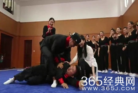 《叮咯咙咚呛》“明玉格格”遭金钟国扳腰 熊黛林观战