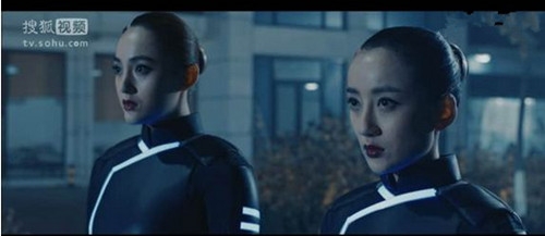 《执念师》第一集出现在车前的白衣女人是谁 执念师两个黑衣人身份揭晓