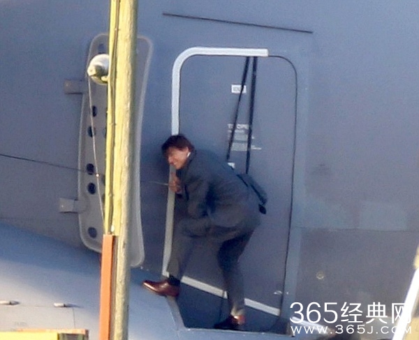 《碟中谍5》首曝预告片 阿汤哥不用替身高空扒飞机