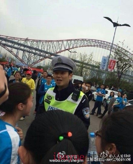 交警龙科忆神似钟汉良版何以琛爆红 龙科忆家庭背景个人资料及微博婚纱照 龙科忆老婆照片资料