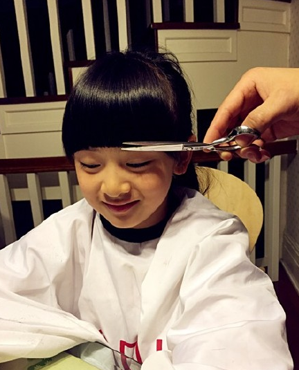  田亮为森蝶剪刘海 遭女儿白眼