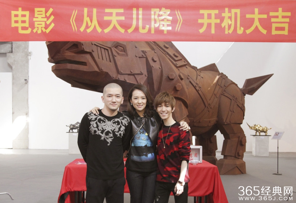  章子怡穿皮衣现身发布会 小腹凸起被疑怀孕