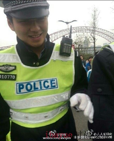 交警龙科忆神似钟汉良版何以琛爆红 龙科忆家庭背景个人资料及微博婚纱照 龙科忆老婆照片资料