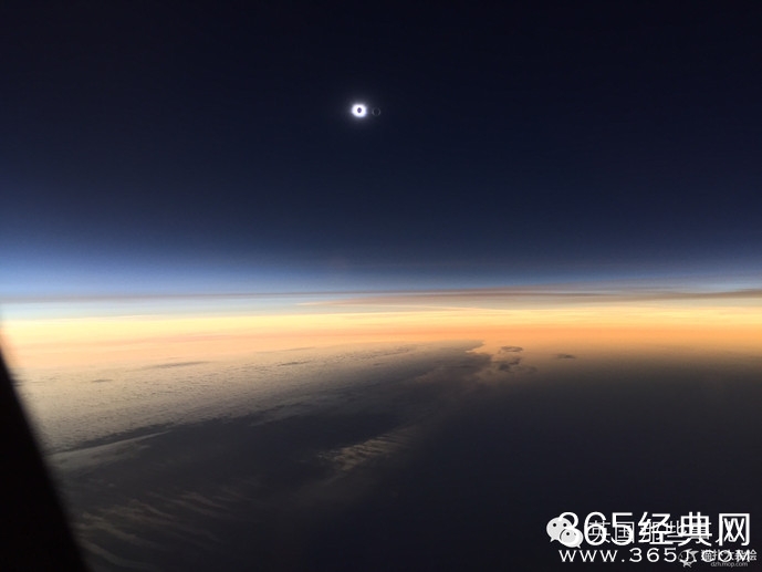 飞行员故意晚点 带乘客看到了最碉炸的日食
