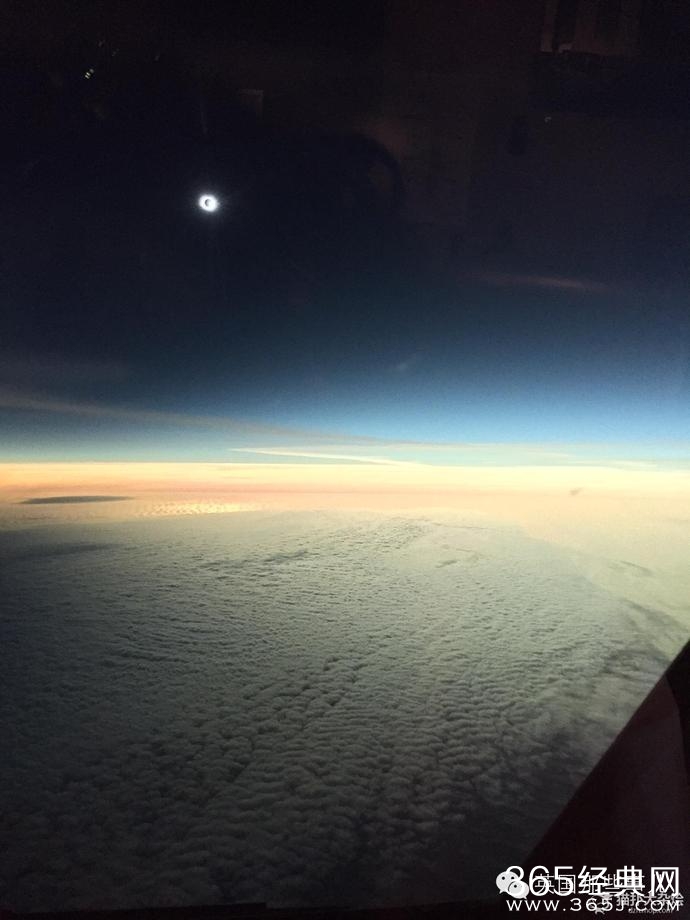 飞行员故意晚点 带乘客看到了最碉炸的日食