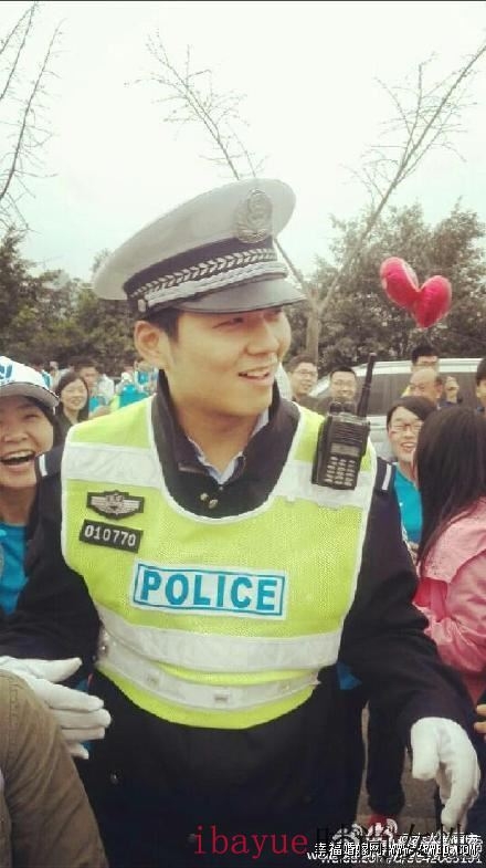 交警龙科忆神似钟汉良版何以琛爆红 龙科忆家庭背景个人资料及微博婚纱照 龙科忆老婆照片资料