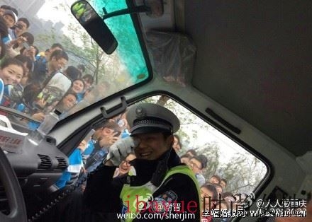 交警龙科忆神似钟汉良版何以琛爆红 龙科忆家庭背景个人资料及微博婚纱照 龙科忆老婆照片资料