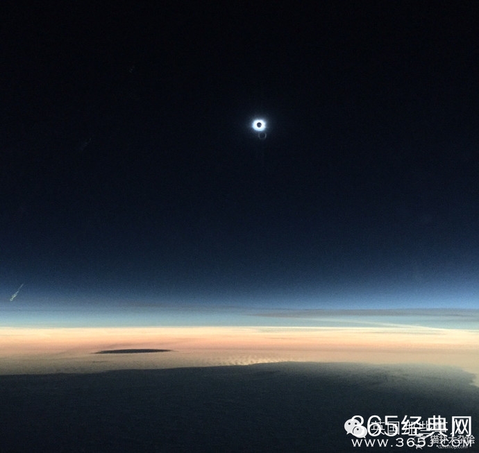 飞行员故意晚点 带乘客看到了最碉炸的日食