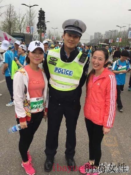 交警龙科忆神似钟汉良版何以琛爆红 龙科忆家庭背景个人资料及微博婚纱照 龙科忆老婆照片资料