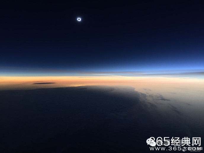 飞行员故意晚点 带乘客看到了最碉炸的日食