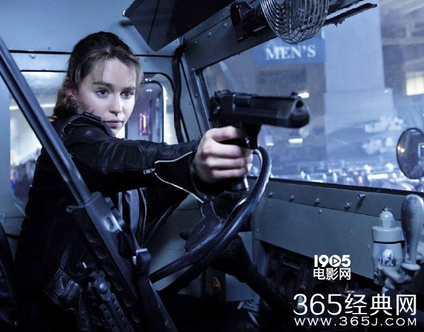 《终结者5》曝新剧照 施瓦辛格头发灰白亮相