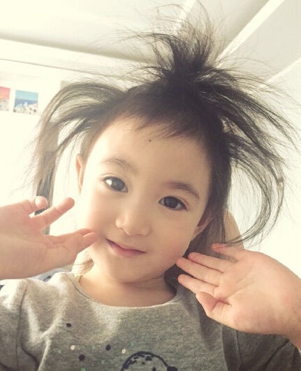 李小鹏晒女儿爆炸头萌照