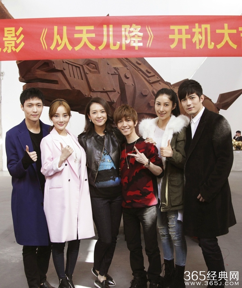  章子怡穿皮衣现身发布会 小腹凸起被疑怀孕