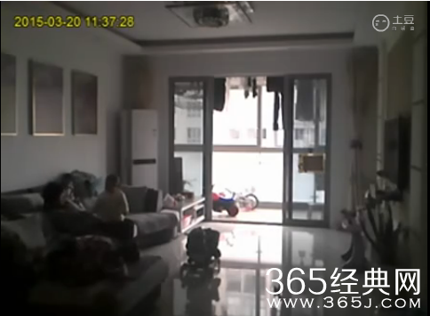 保姆往女婴嘴里吐痰视频在线观看_绍兴保姆虐待9个月大女婴视频曝光_365经典网