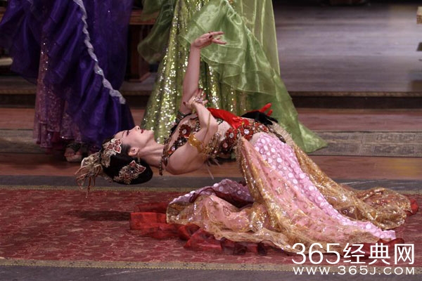 《封神英雄》李依晓下腰50次 获称“拼命三郎”