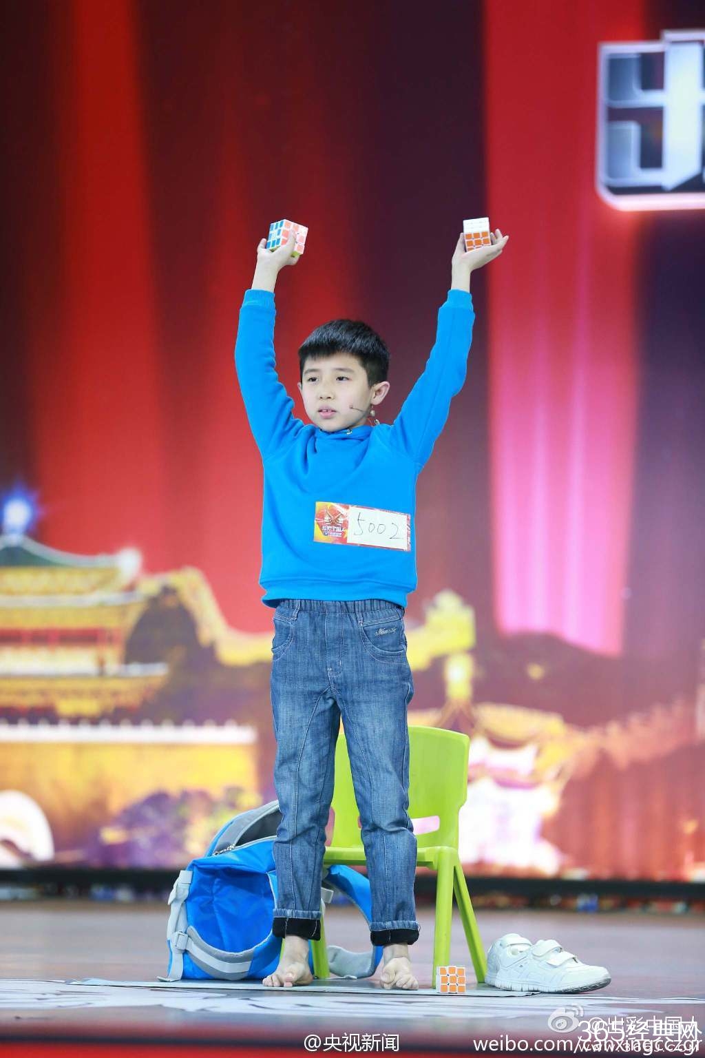 厦门阙剑宇手脚并用玩转魔方视频在线观看_阙剑宇参加出彩中国人视频_3655经典网