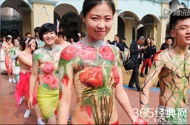 杭州10对情侣办裸婚典礼 _10对情侣人体彩绘当婚纱_365经典网