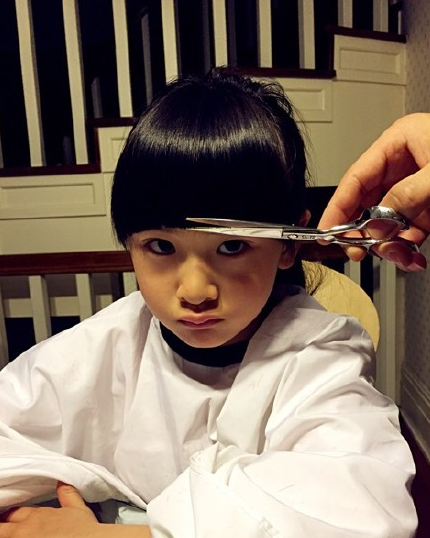  田亮为森蝶剪刘海 遭女儿白眼