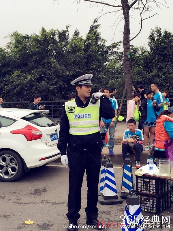 交警龙科忆神似钟汉良版何以琛爆红 龙科忆家庭背景个人资料及微博婚纱照 龙科忆老婆照片资料