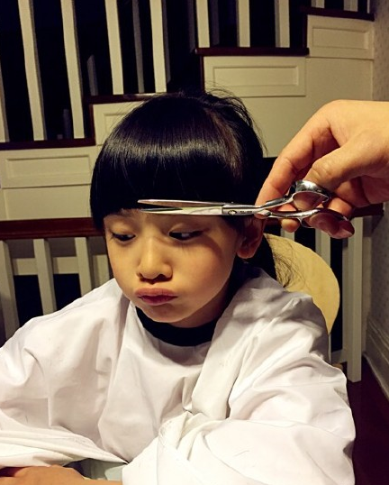  田亮为森蝶剪刘海 遭女儿白眼