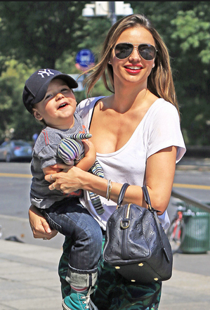 精灵王子奥兰多被曝与前妻可儿仍保持性关系：自称对儿子好