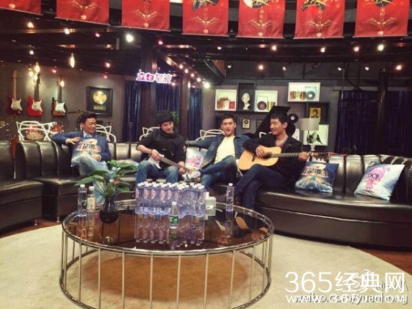 《真正男子汉们》空降《我是歌手3》总决赛 郭晓东秀吉他王宝强打架子鼓图片